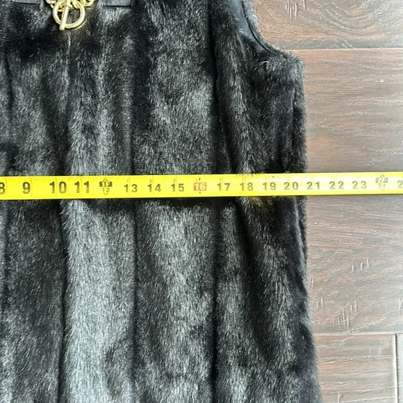 Women’s Michael Kors black faux fur vest with gold link details size large - Picture 5 of 8
